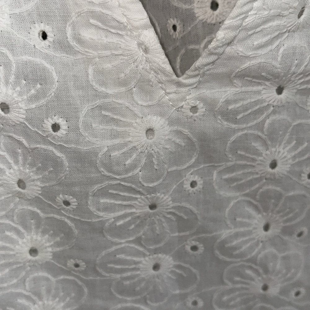 Stella Parker Flowers Med White V-neck - Picture 5 of 7
